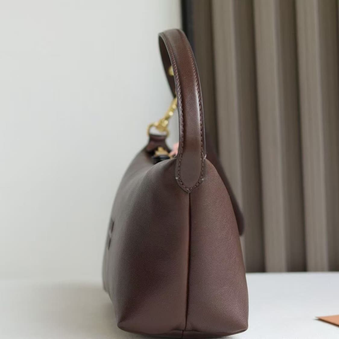 미우 미우 나파 레더 파우치 상품이미지4