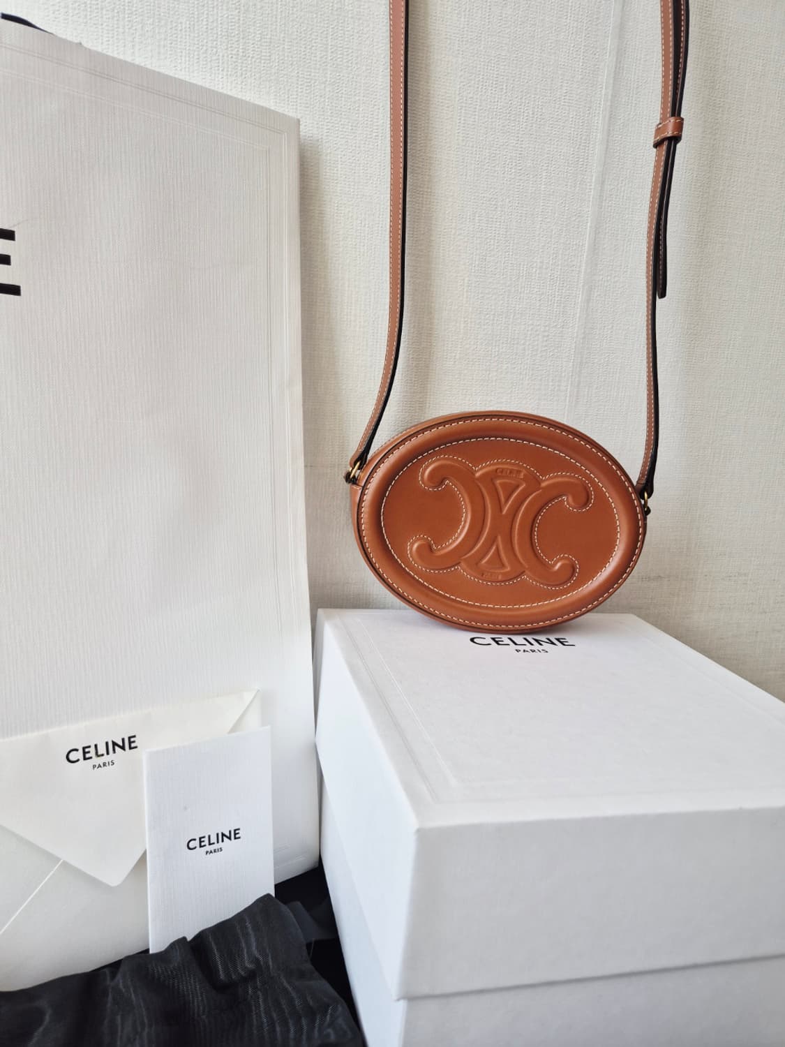 셀린느 트리오페 오벌펄스 크로스백 탄 상품이미지1