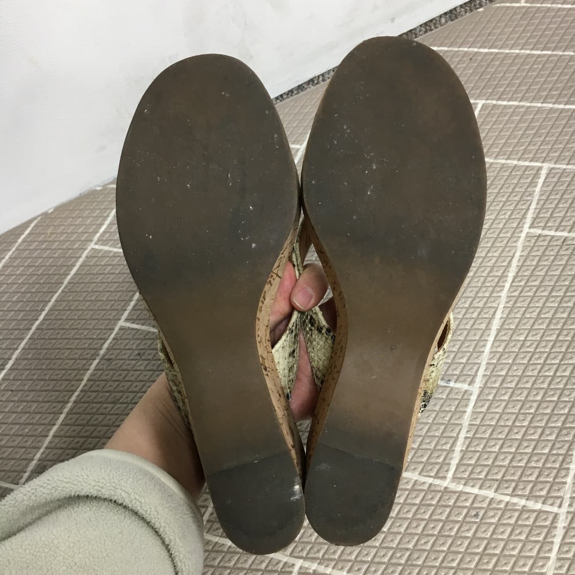 토리버치 뱀피 웨지 슬리퍼 샌들 245 상품이미지5