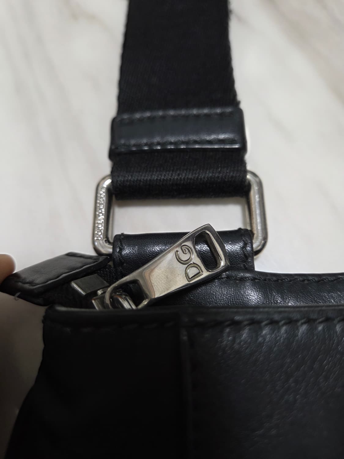 돌체앤가바나 가죽디테일 빅 플레이트 크로스백 상품이미지6