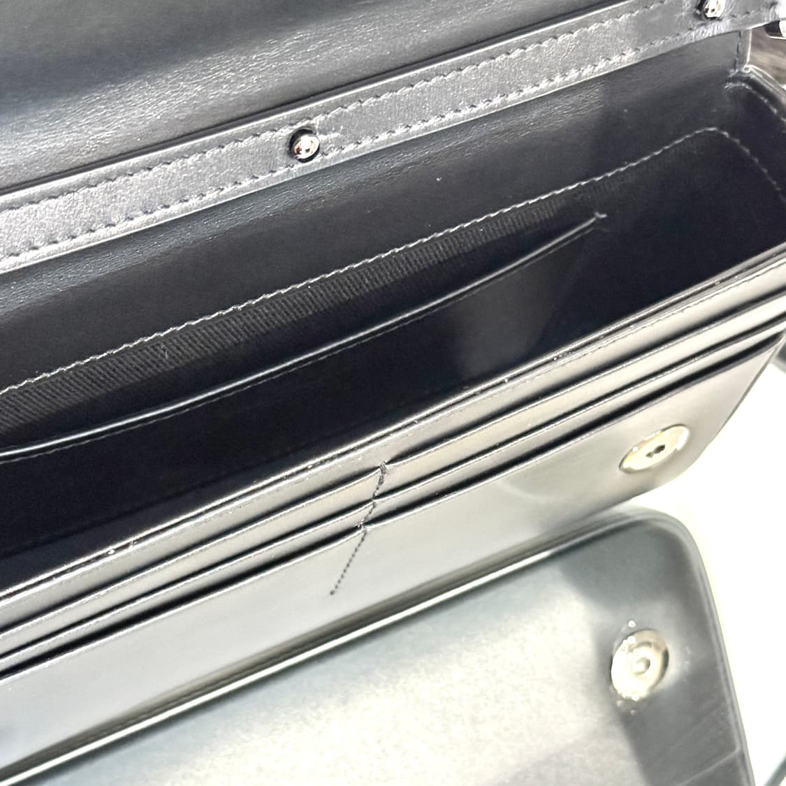 [새상품급/풀구성] 26SS 돌체앤가바나 엠보스드 로고 가죽 미니 숄더  상품이미지9