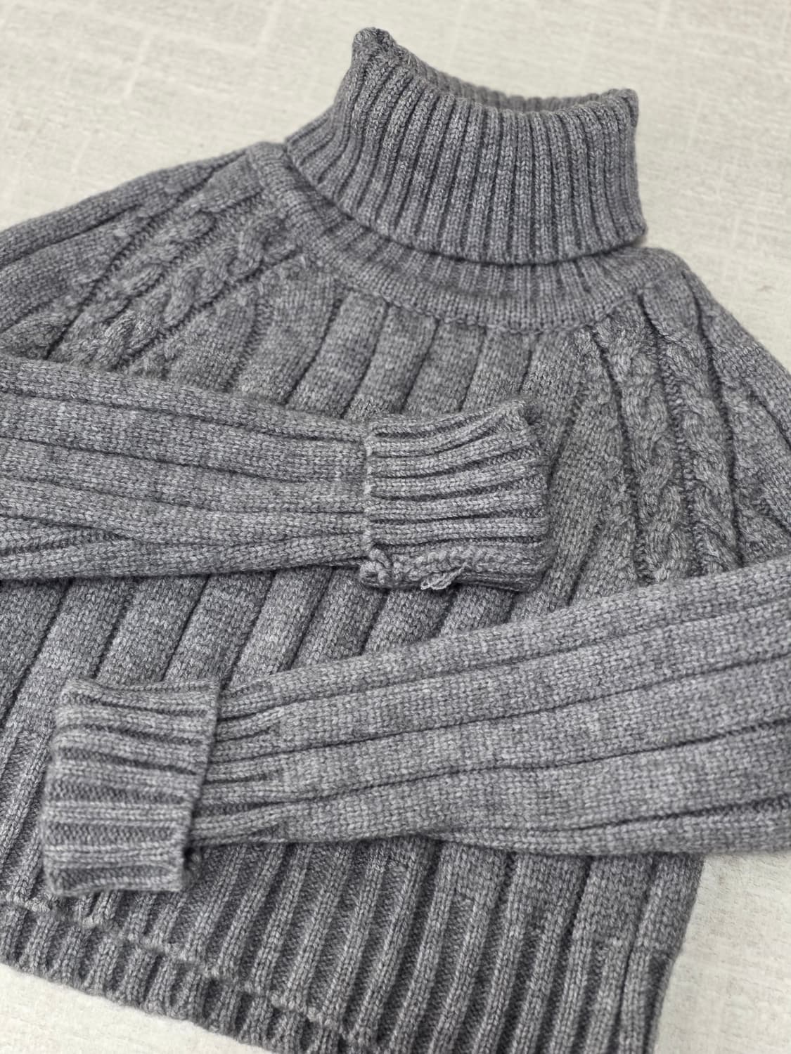 그레이 케이블 터틀넥 크롭 니트 상품이미지1