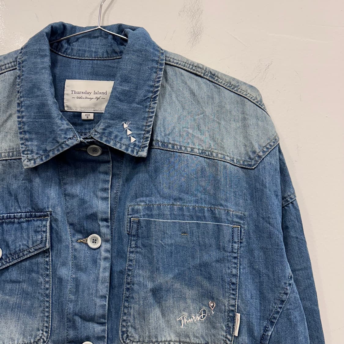 써스데이 아일랜드 자수 데님 크롭셔츠 상품이미지1