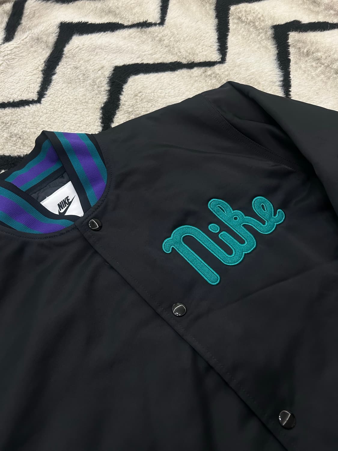 [M]나이키 덕아웃 새틴 바시티/블랙 상품이미지1