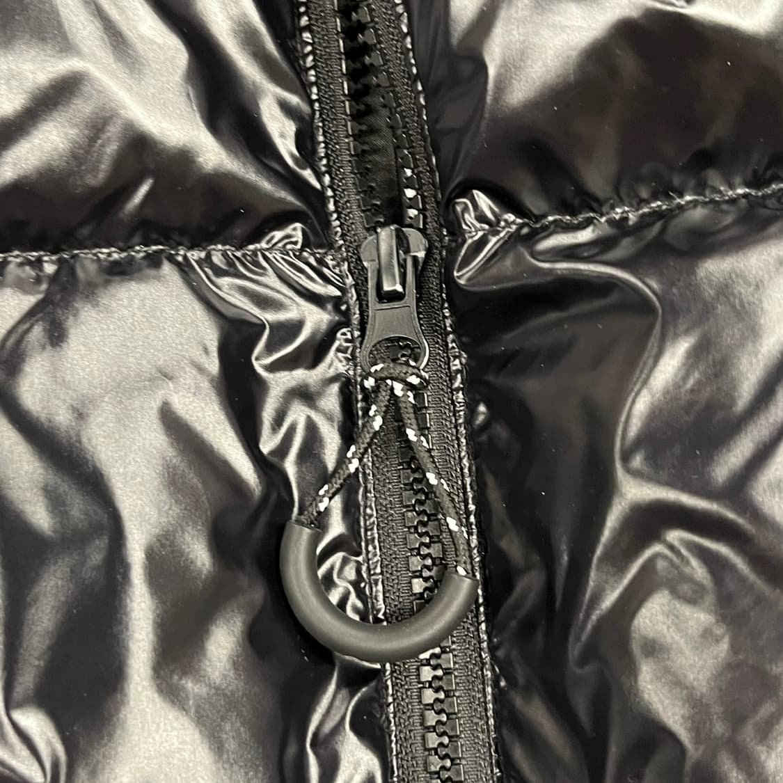 마뗑킴 유광 블랙 네이비 디테일 숏패딩  상품이미지7