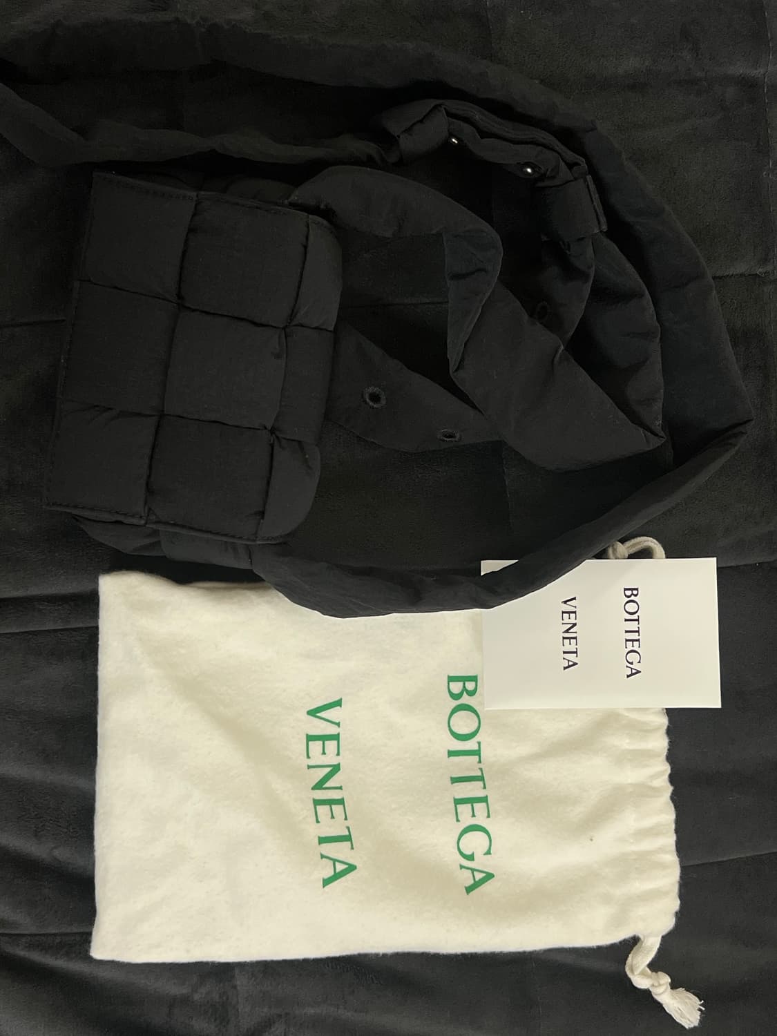 보테가베네타 패딩 테크 카세트백 미니 블랙 상품이미지1