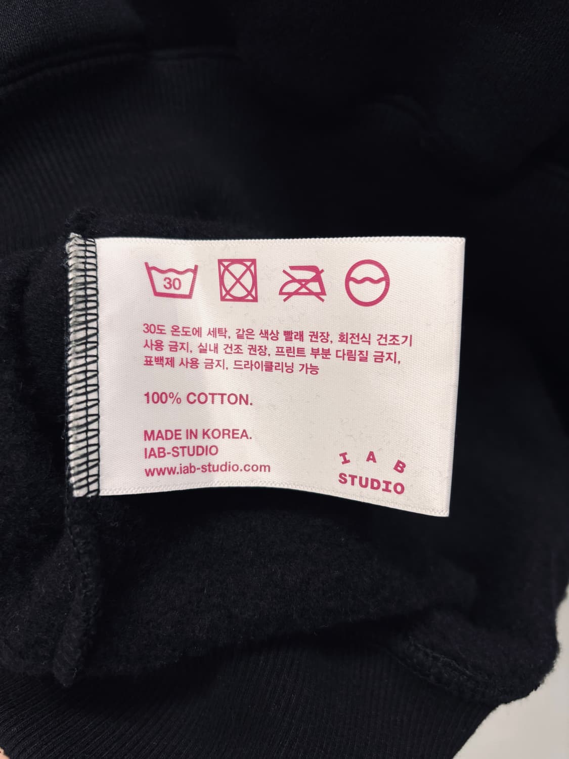 아이앱 스튜디오(IAB STUDIO) 시그니처 로고 후드 블랙 상품이미지4