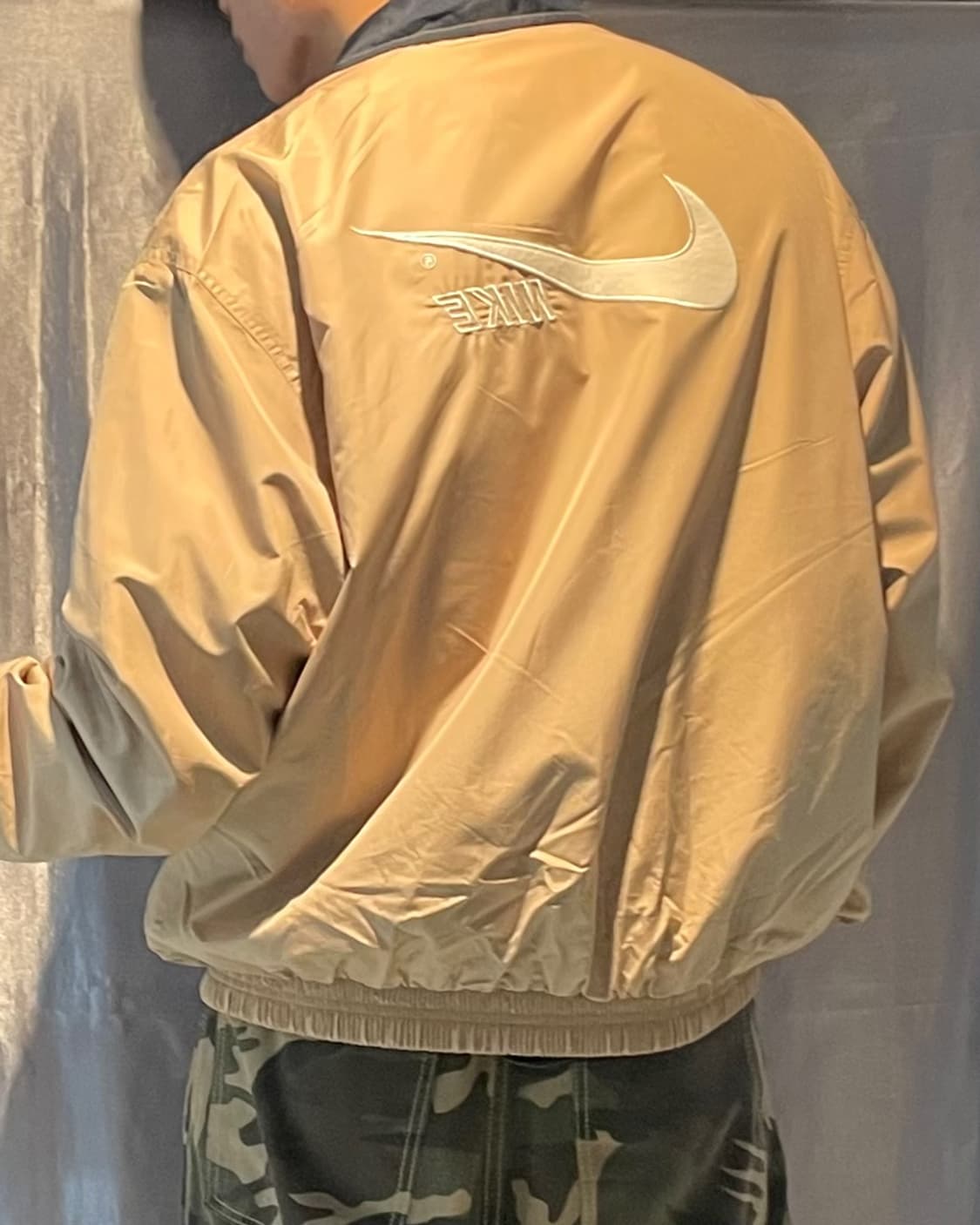 L 나이키 빅로고 스우시 베이지 바람막이 상품이미지1
