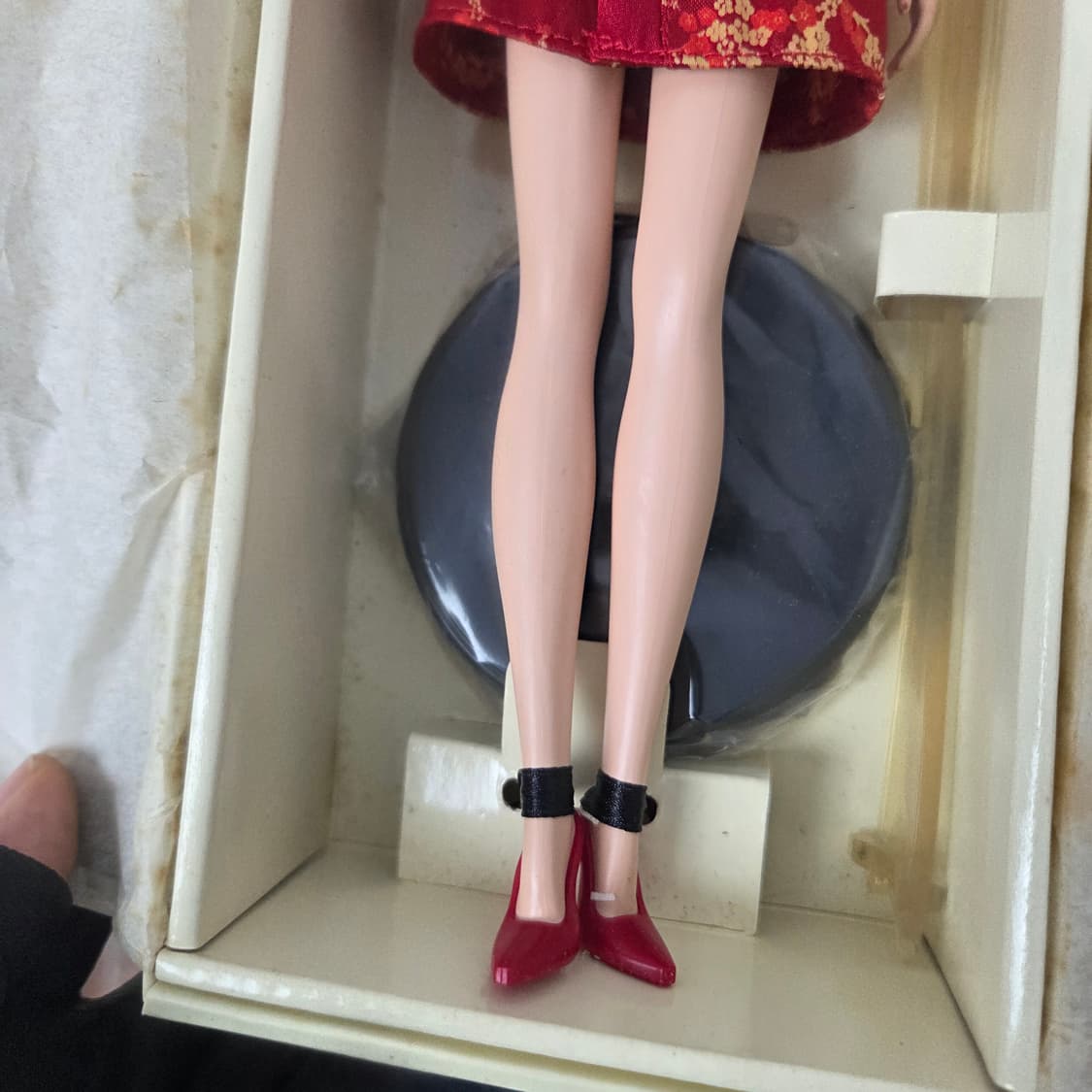 2004년 바비인형 골드라벨 한정판 시누아즈리 레드 문 실크스톤 바비 상품이미지2