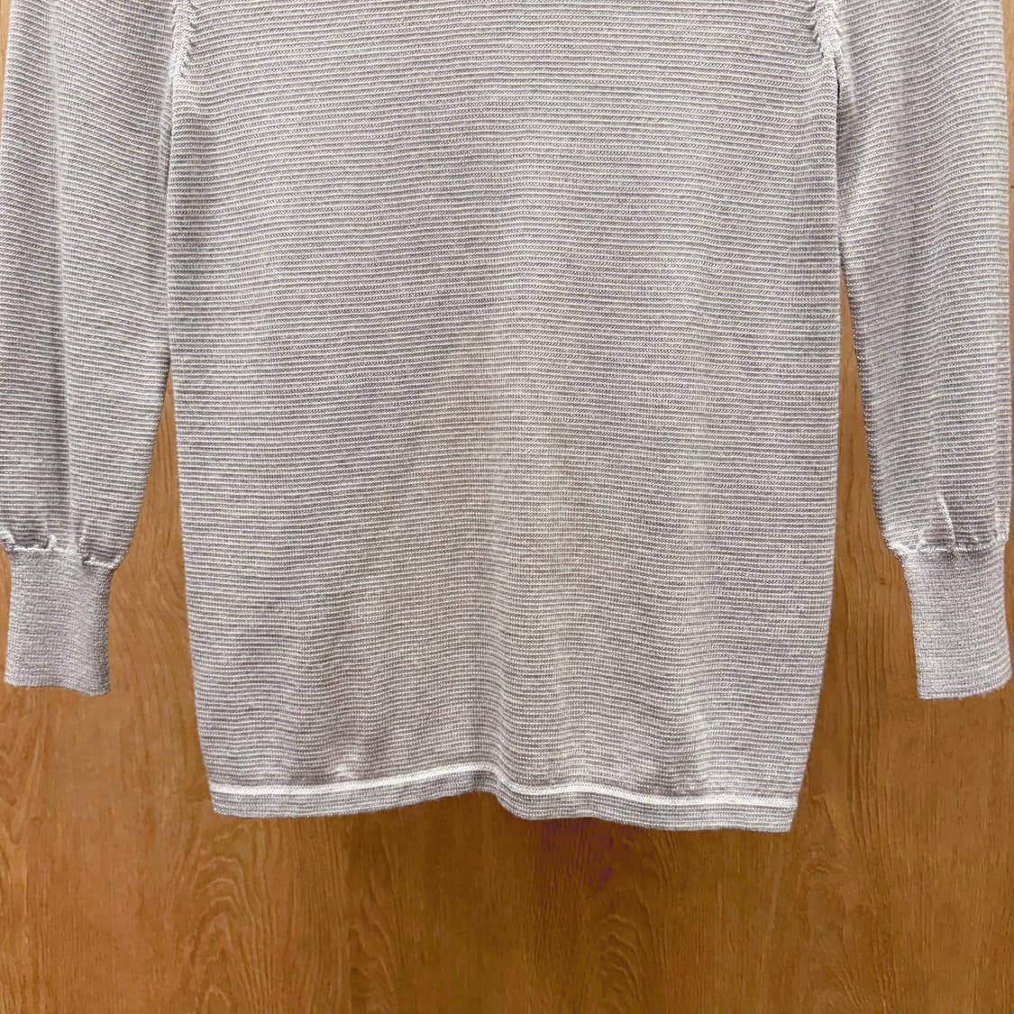 띠어리 라운드넥 니트 7부 소매 티셔츠 백슬릿 디테일 그레이 상품이미지5