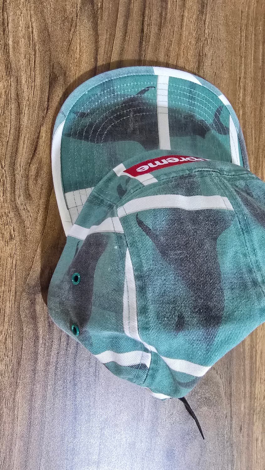 슈프림과 영국 설치미술가 슈프림 x 데미안 허스트 캠프캡 화이트 25SS 상품이미지2