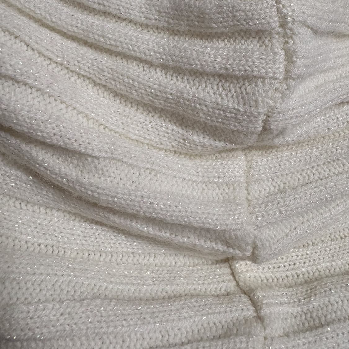 오네갸루 글리터 포인트 골지 브이넥 후드 생화이트 금장 단추 긴팔티  상품이미지5