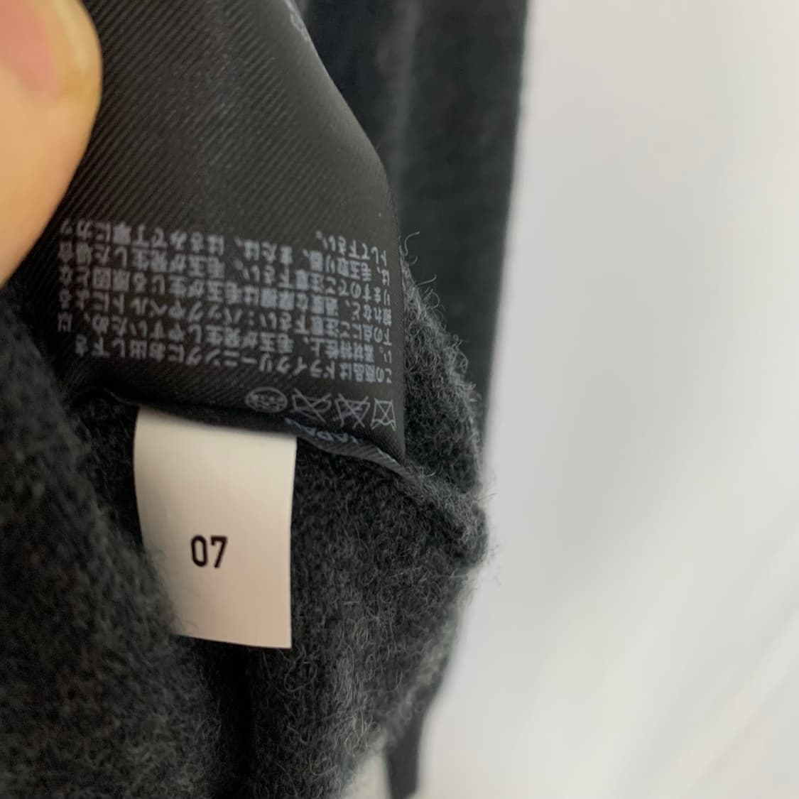 유니클로 캐시미어 100 긴팔 빈티지 브이넥 니트 차콜 XL 상품이미지4