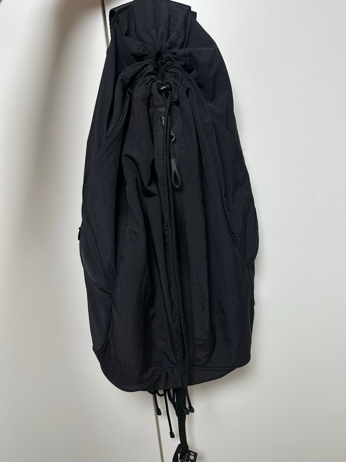 해칭룸 스트링 나일론 백팩 블랙 상품이미지2