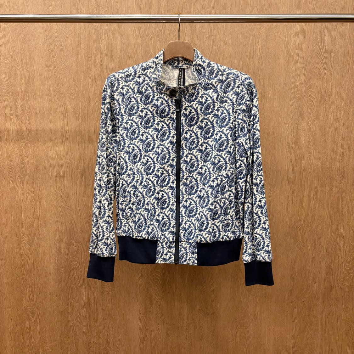 닐 바렛 집업 자켓 에스닉 패턴 카라 더블 버클 밑단 디테일 블루 상품이미지2