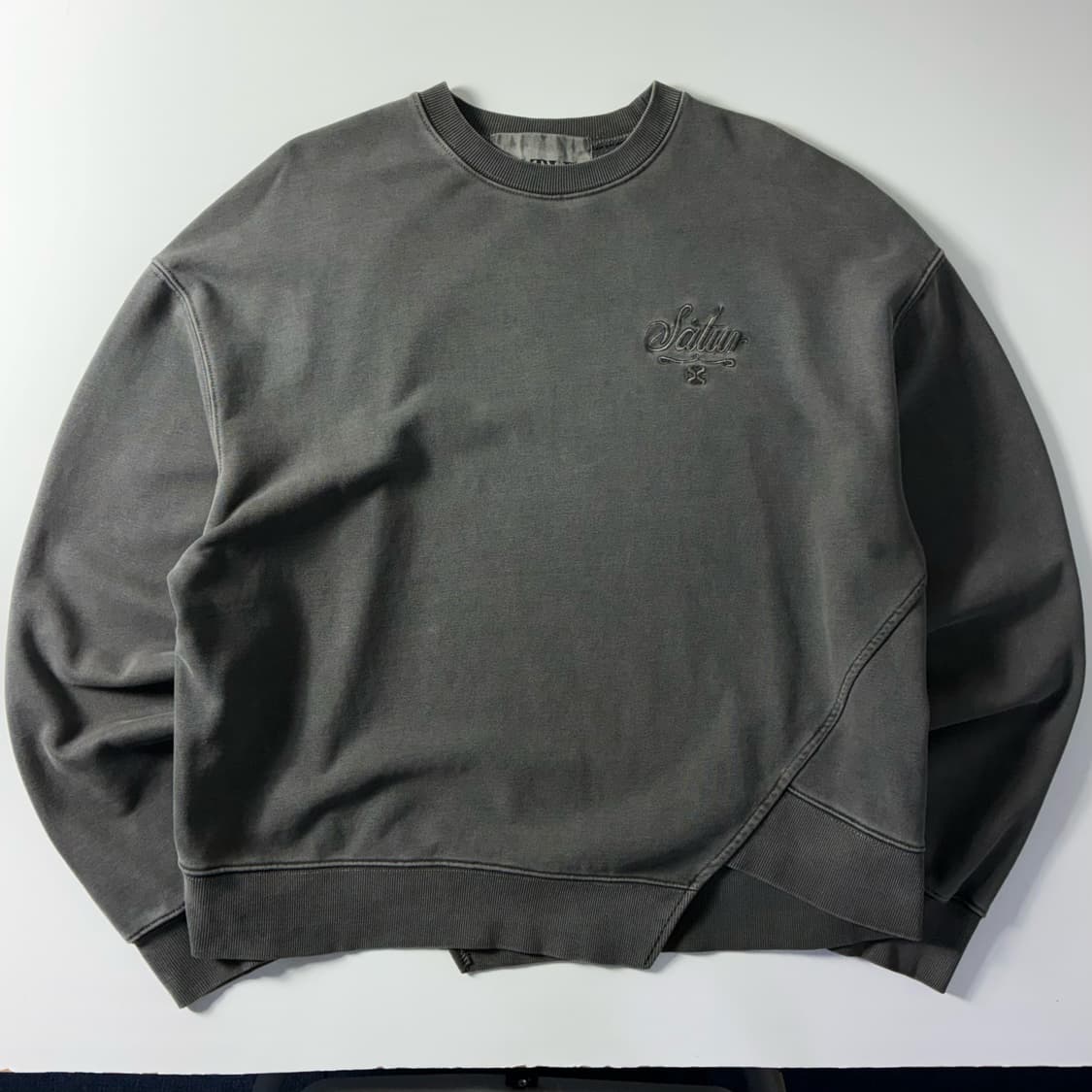 Satur  세터 더블린 언발란스 차콜 맨투맨  상품이미지1