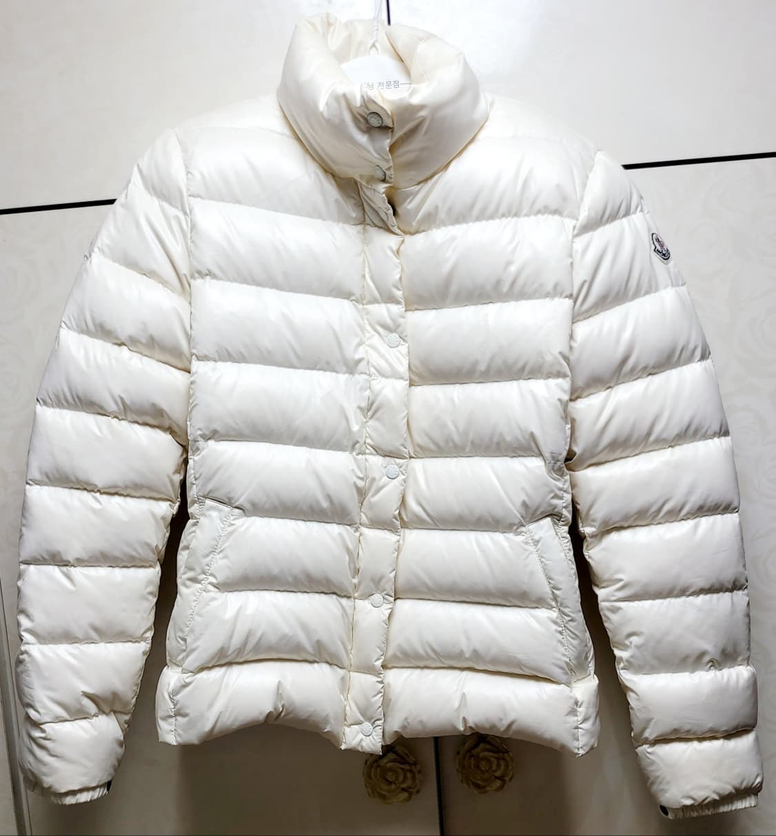 [정품] 몽클레어 패딩 아이보리 사이즈 2 (여성용) 새상품급 한정판 상품이미지2
