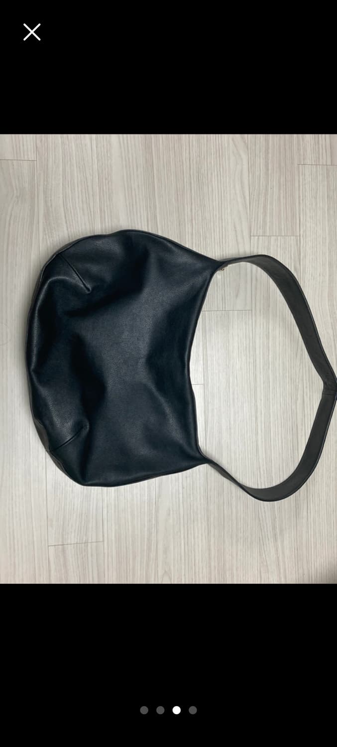 COS 레더 커브드 숄더백 안유진백 상품이미지3
