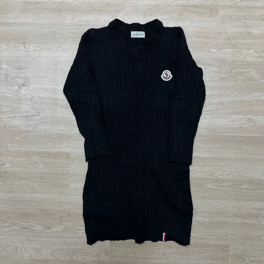 몽클레어 여성 시그니처 와펜 꽈배기 케이블 니트 원피스 [블랙] 1사이즈 상품이미지1