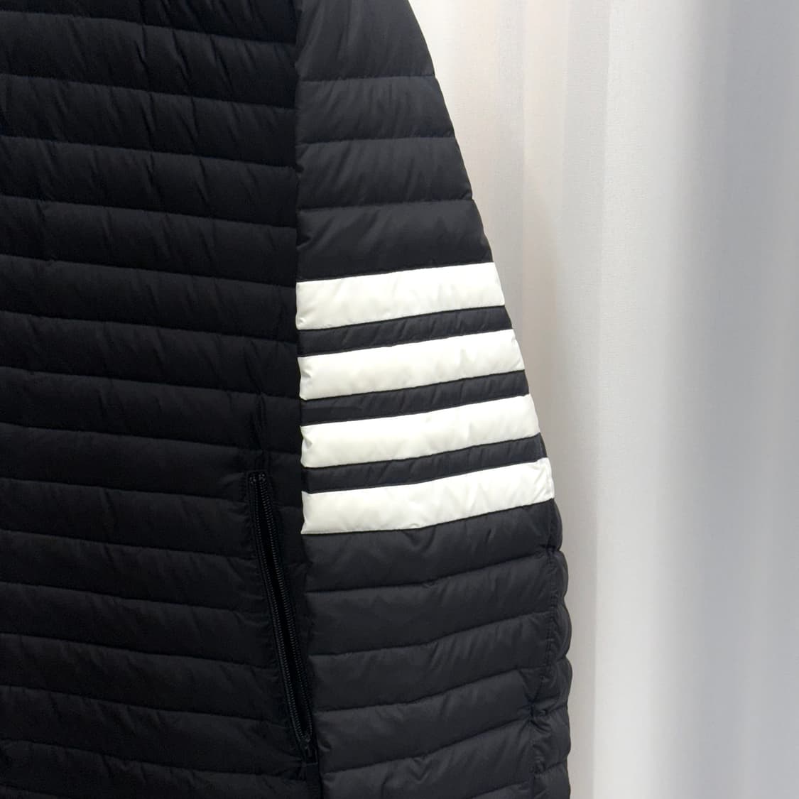 [4] 톰브라운 사선완장 후드 경량패딩 블랙 상품이미지2