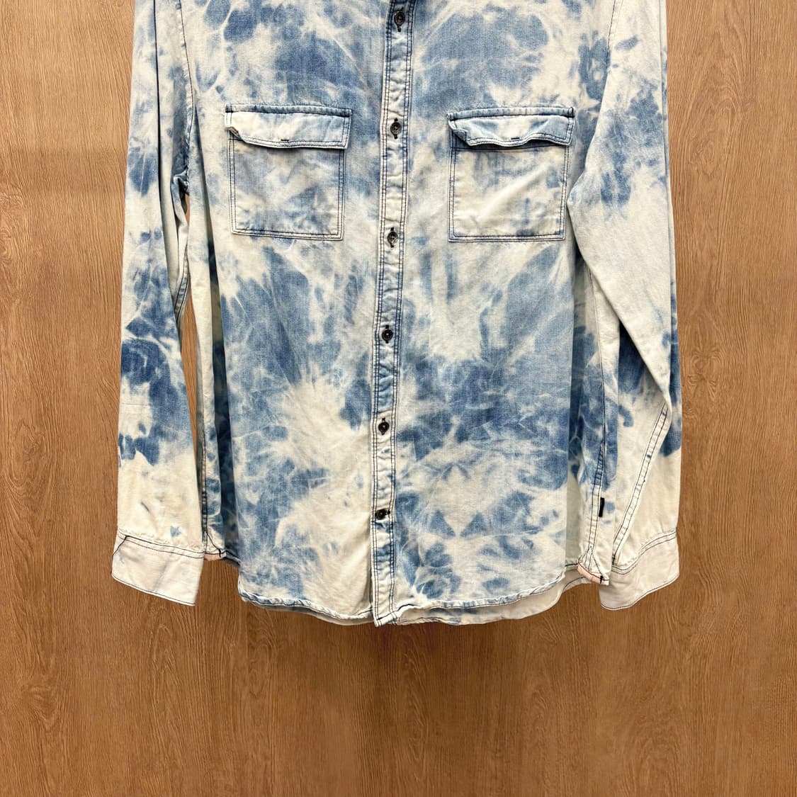 캘빈클라인 클래식 코튼 데님 셔츠 타이다이 워싱 플랩 포켓 디테일 블루 상품이미지5