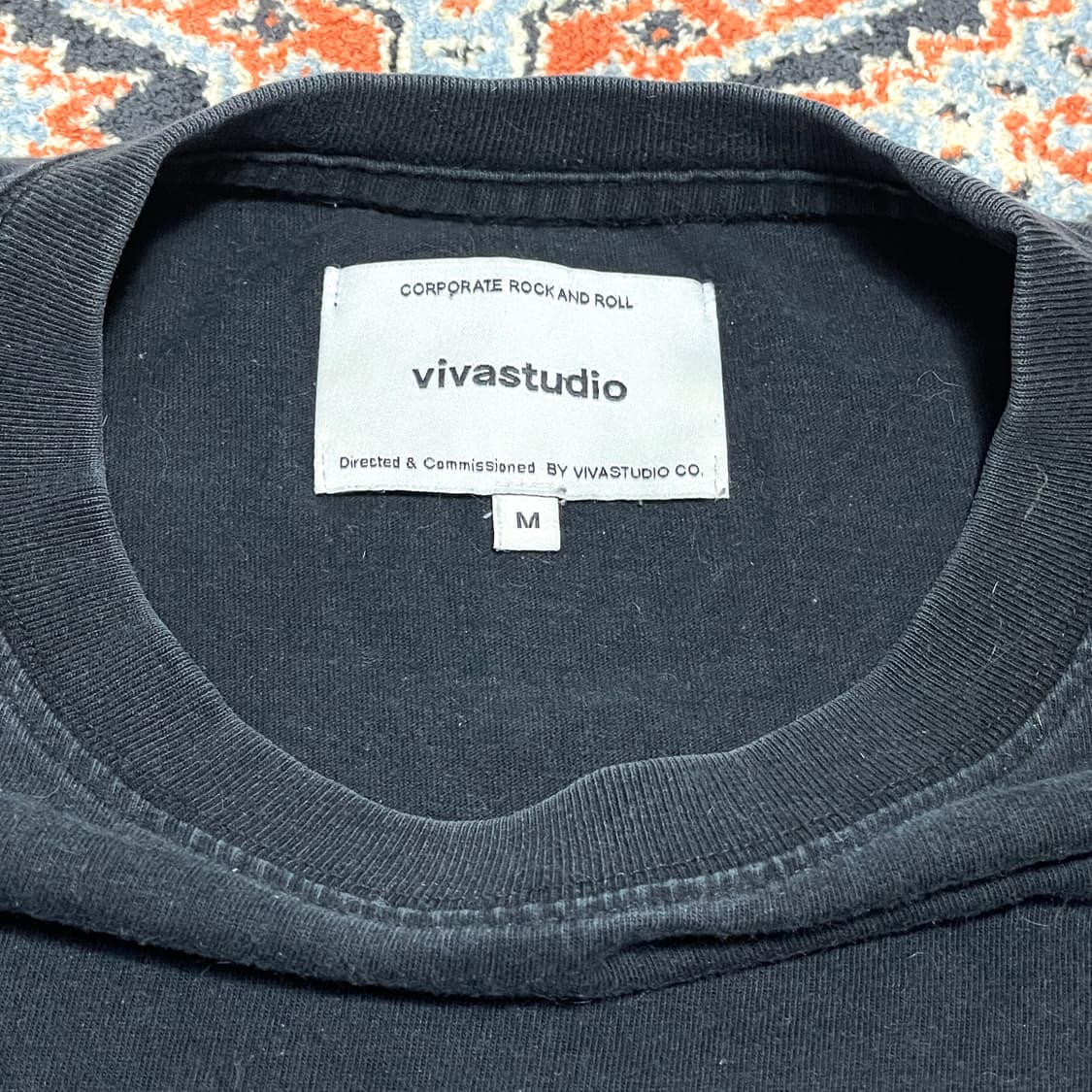 비바스튜디오 스펠로고 블랙 반팔티셔츠 남성M 상품이미지4