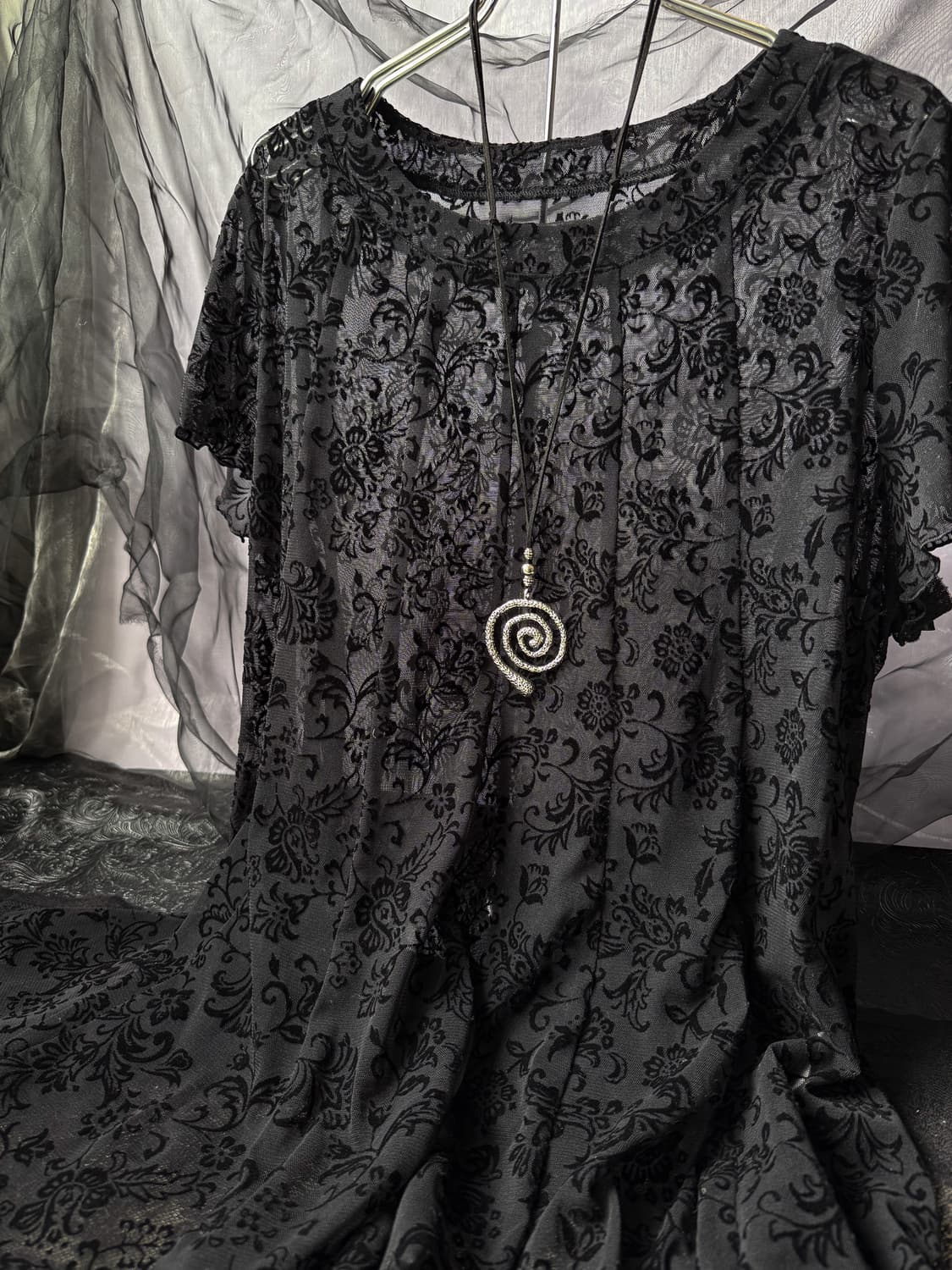 Velvet Floral Embroidered T-shirt 0144 상품이미지1