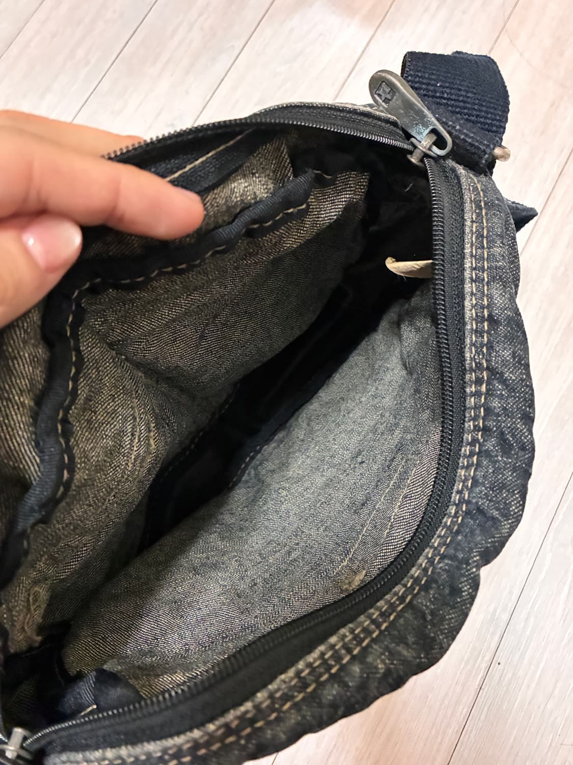 컨버스 빈티지 워싱 데님 크로스백 상품이미지3