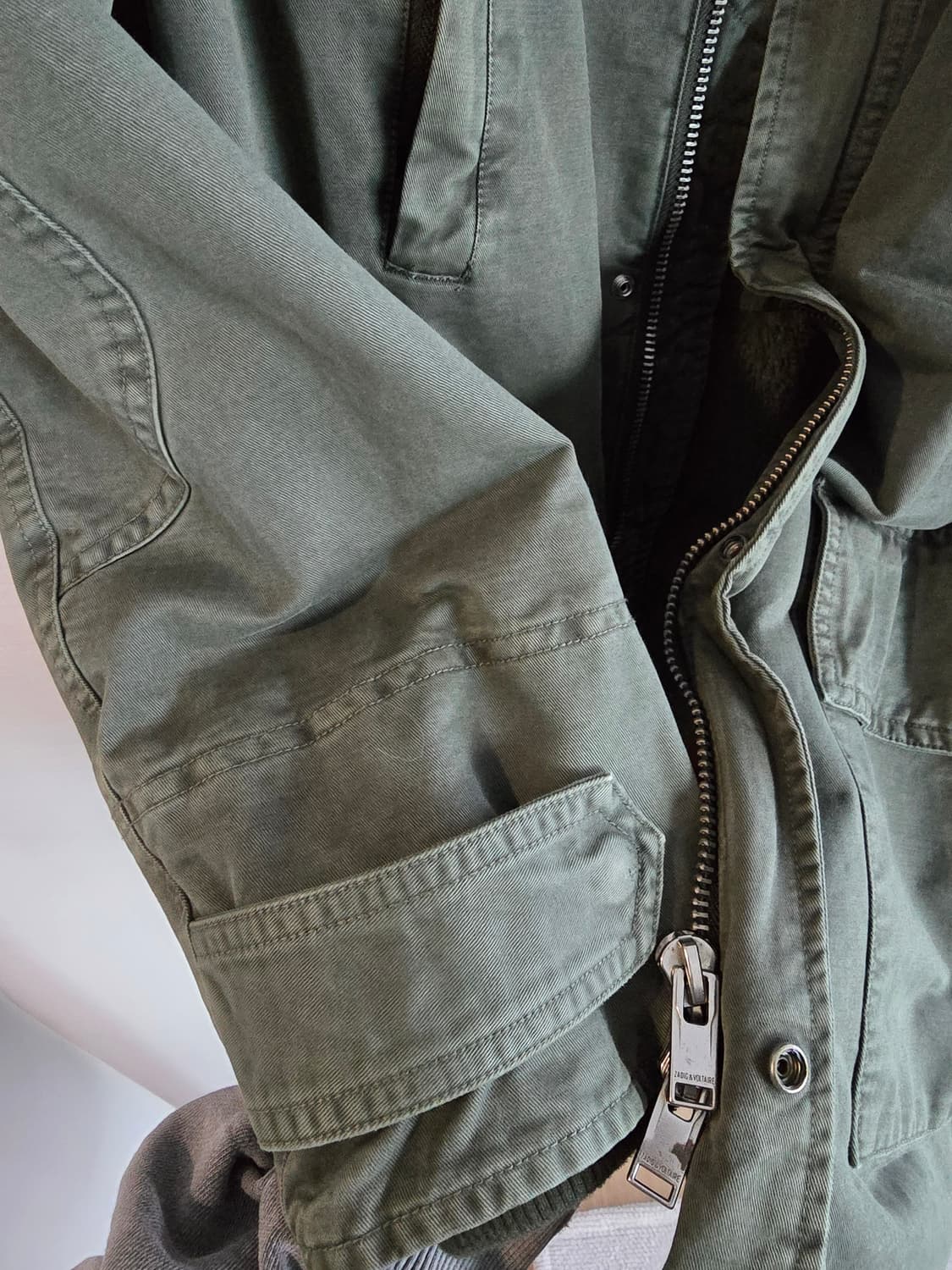 쟈딕앤볼테르 밀리터리 자켓입니다. 상품이미지4