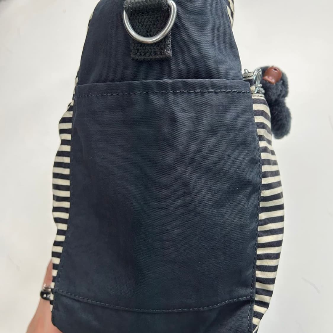 KIPLING 스트라이프 숄더백 네이비 상품이미지4