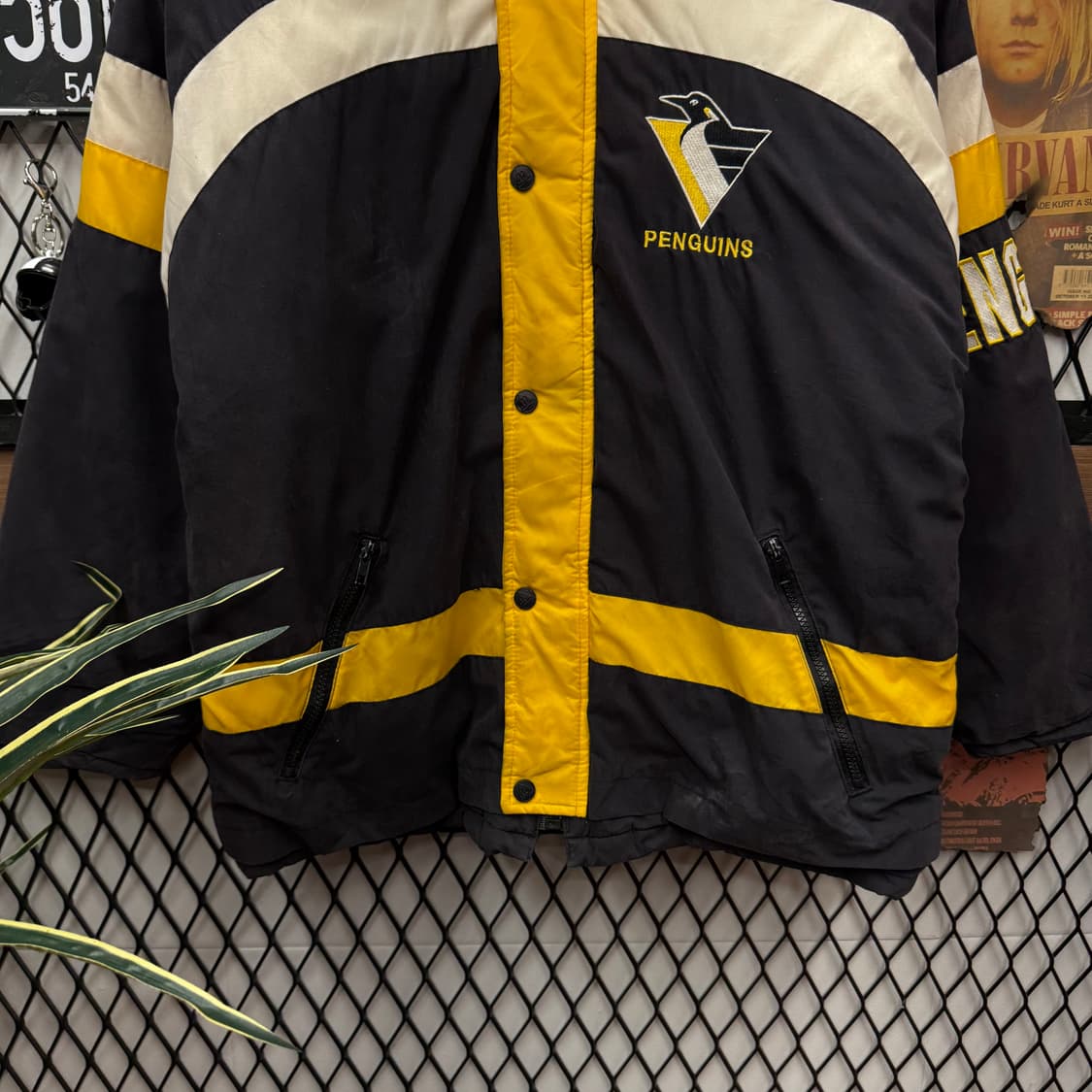 90s USA VINTAGE NHL 하키 점퍼 후면 빅로고 포인트 블랙 상품이미지4