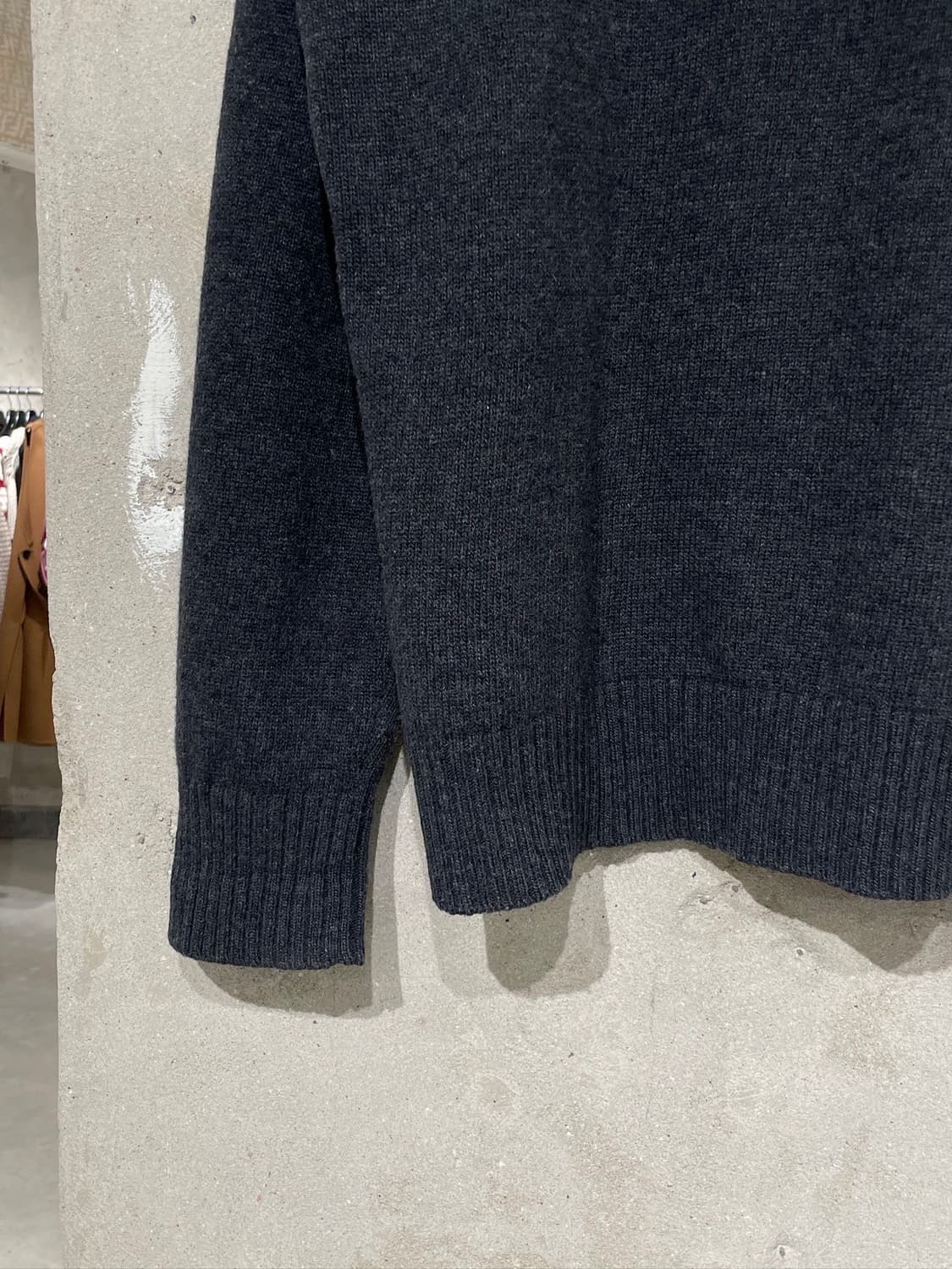 스톤 아일랜드 차콜 하프 버튼 와펜 폴라 스웨터 상품이미지4