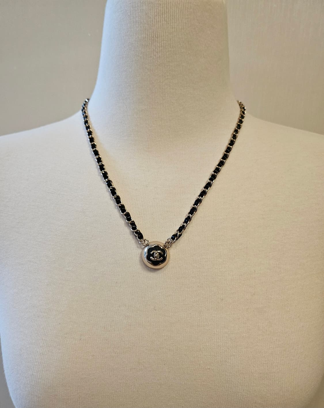 샤넬 블랙 투톤 까멜리아 턴락 가죽체인 목걸이 업사이클링  상품이미지9