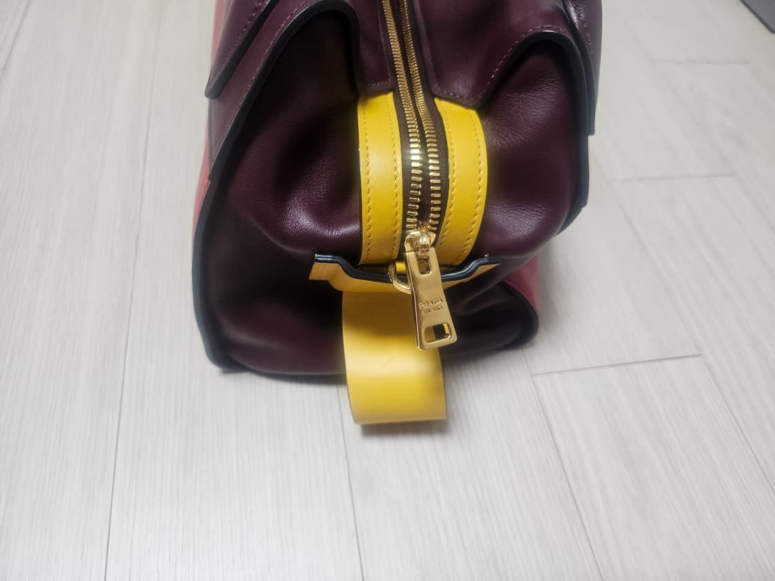 프라다 투톤 보스터백 볼링백 상품이미지5