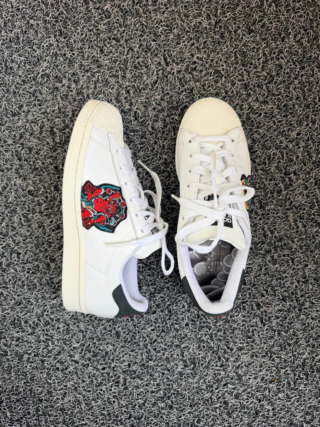 아디다스 슈퍼스타 '풍신뇌신' 커스텀 에디션 (White/Black) 상품이미지4