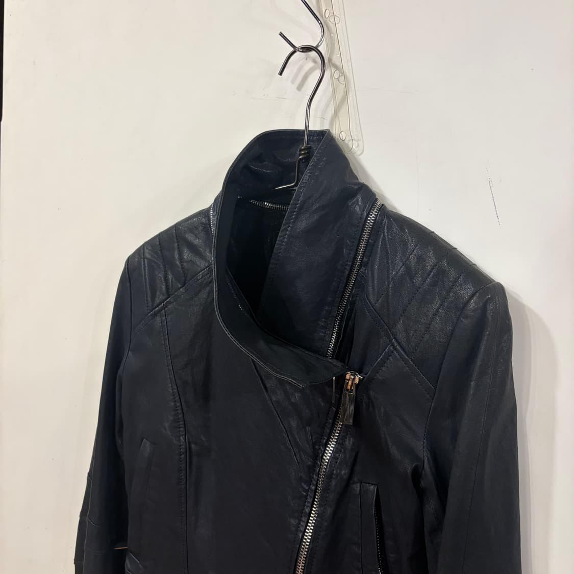 게스 램스킨 하이넥 사선레더자켓 상품이미지2