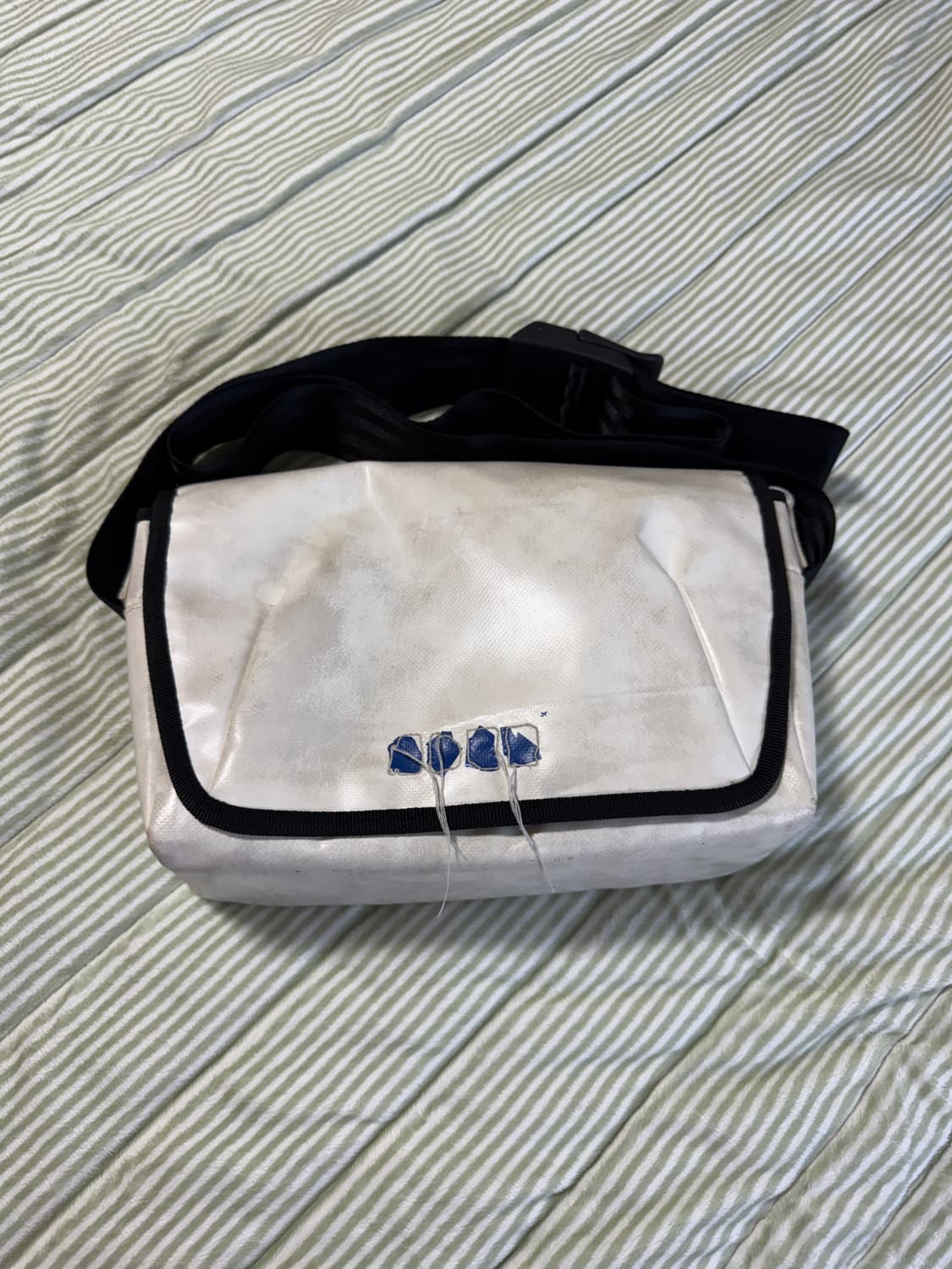 아더에러 트레이스 애드모어 크로스바디백 화이트 상품이미지1