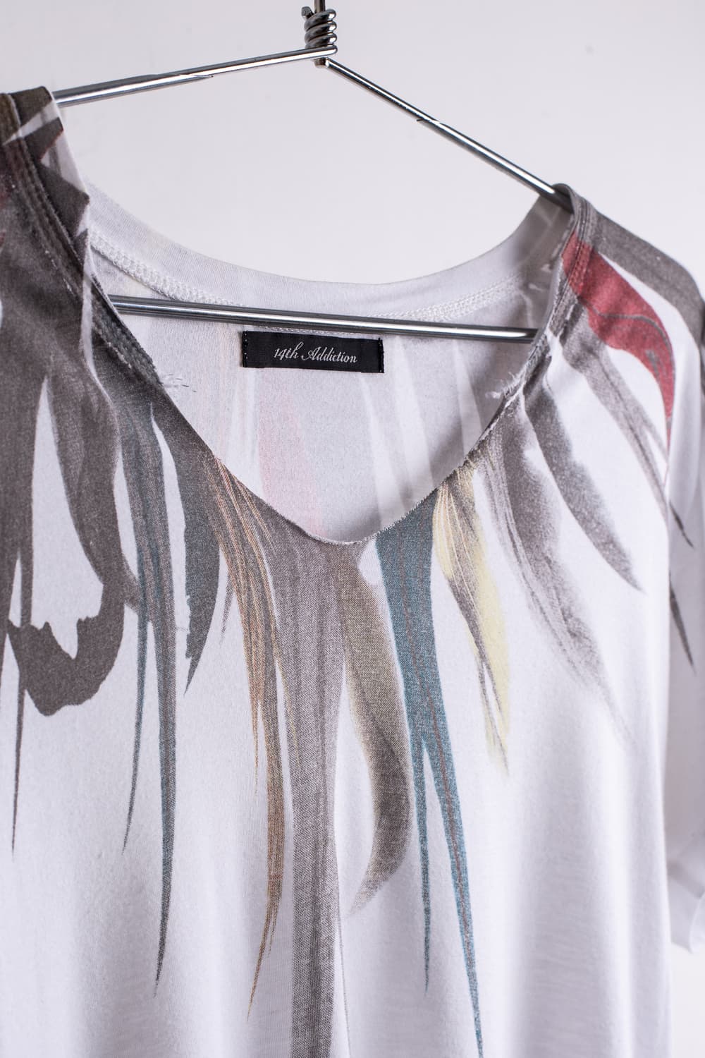 14TH ADDICITION FEATHER PRINT T-SHIRT 상품이미지2