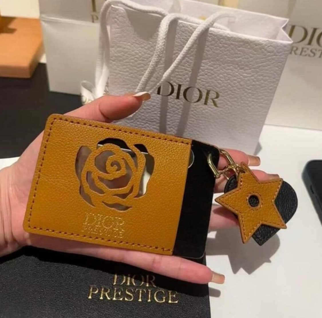 디올뷰티 프레스티지 손거울&홀더  상품이미지1