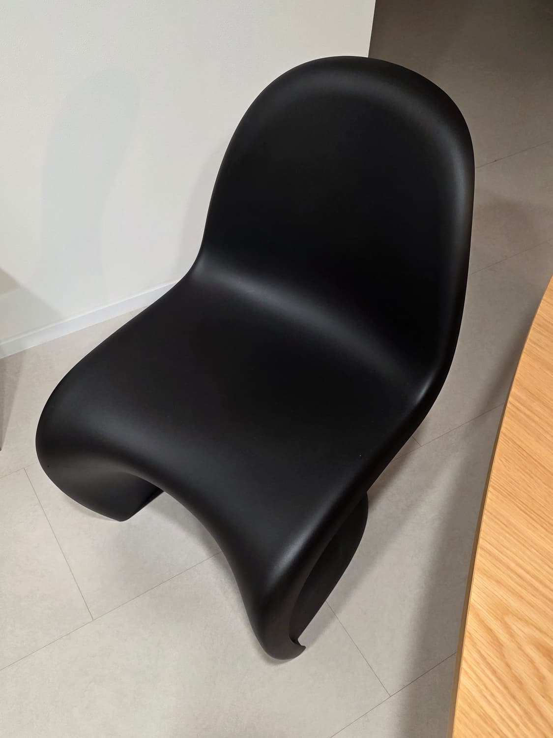 비트라 Vitra 팬톤체어 Panton Chair Deep Black 상품이미지2