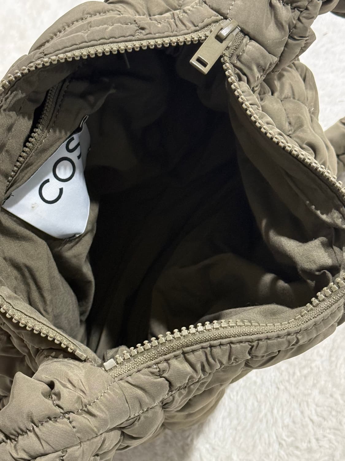 COS 퀄티드 메신저백 카키 구름백 상품이미지5