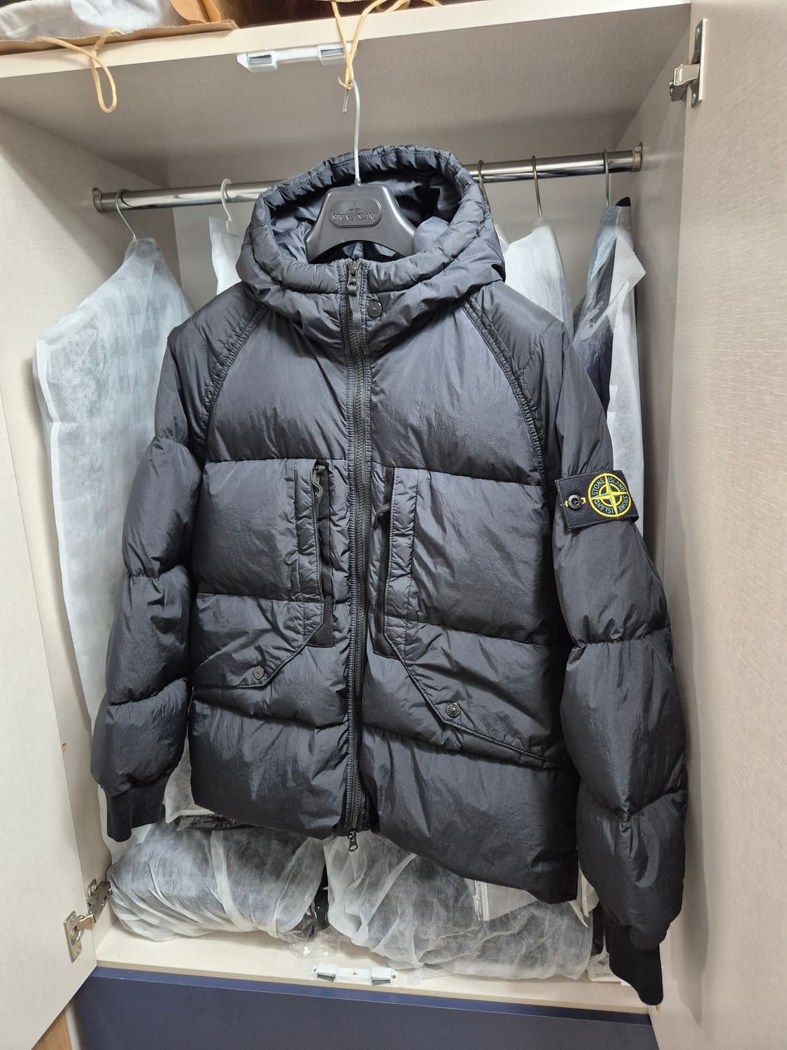 새상품급 23FW 90-S 스톤아일랜드 크링클랩스패딩  블랙 상품이미지1