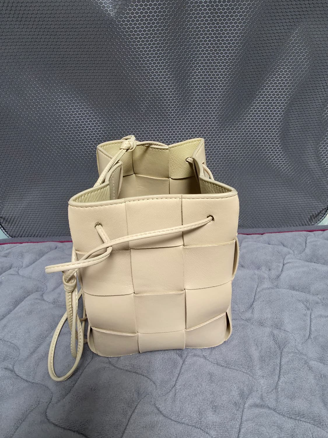보테가베네타 카세트 버킷백 베이지 (정품 / 사용감 있음 / 단품) 상품이미지1