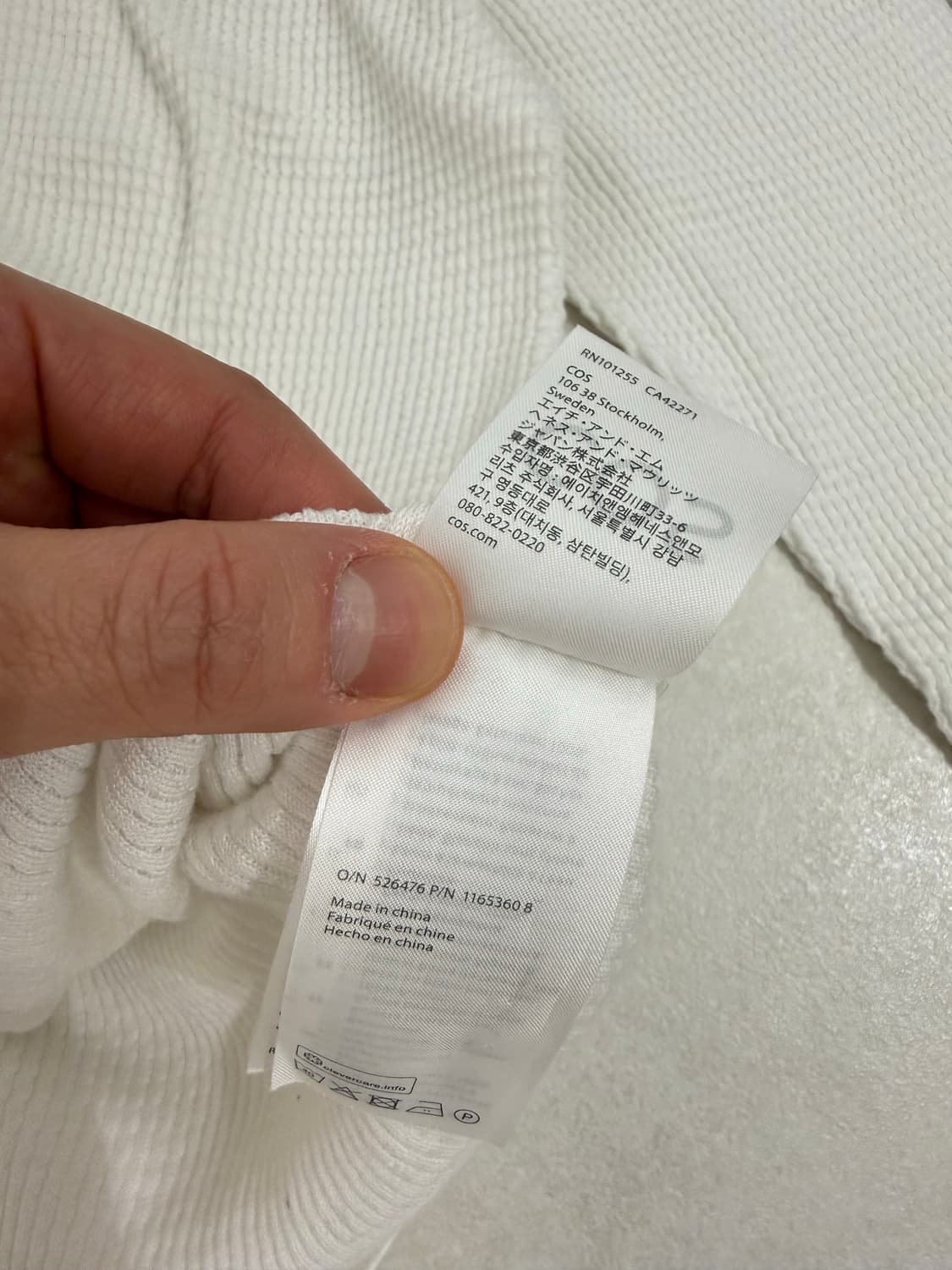 COS 코스 화이트 와플 니트 폴로 브이넥 상품이미지5