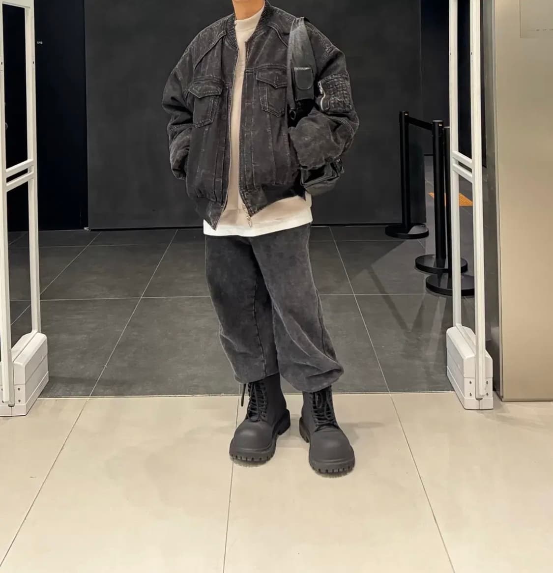 48 준지 데님 마원 트러커 디자인 MA-1 점퍼 블랙 23FW 착장 상품이미지6