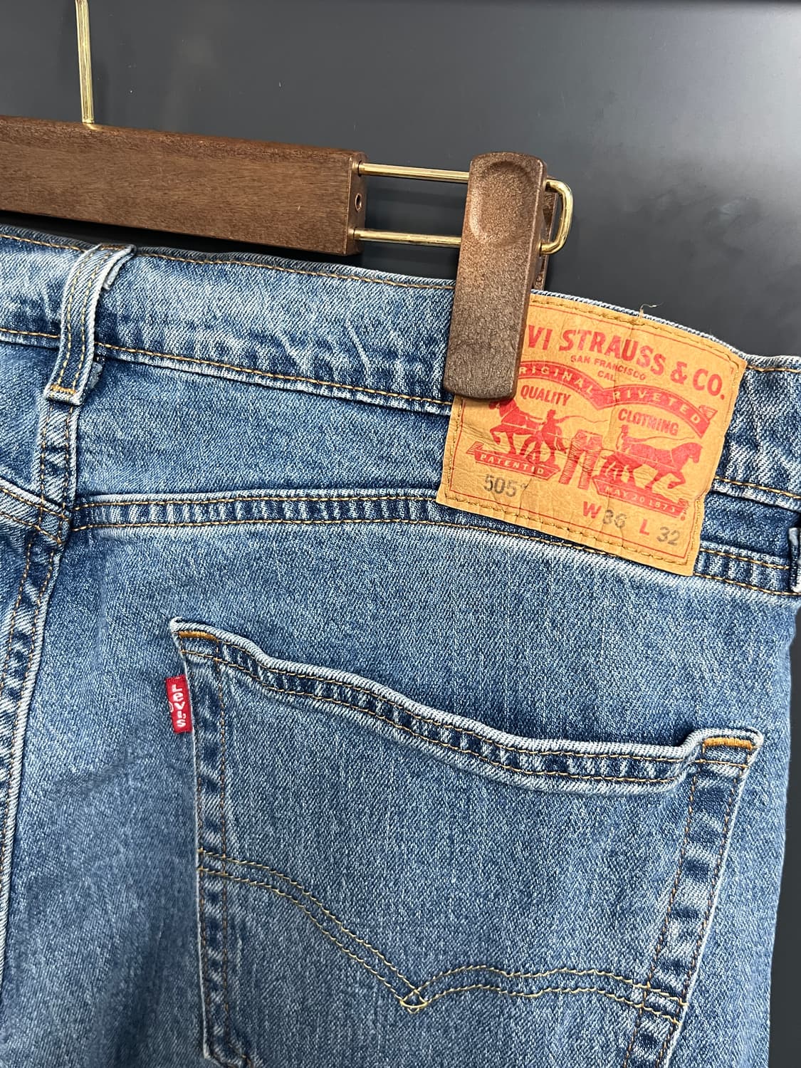 Levis 리바이스 505 레귤러 스트레이트 연청 데님 팬츠 상품이미지3