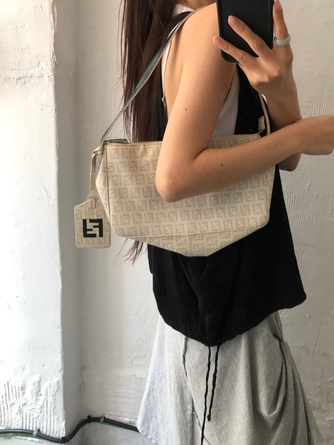 Fendi 펜디 아이보리 FF 로고 미니 캔버스 숄더백 상품이미지1