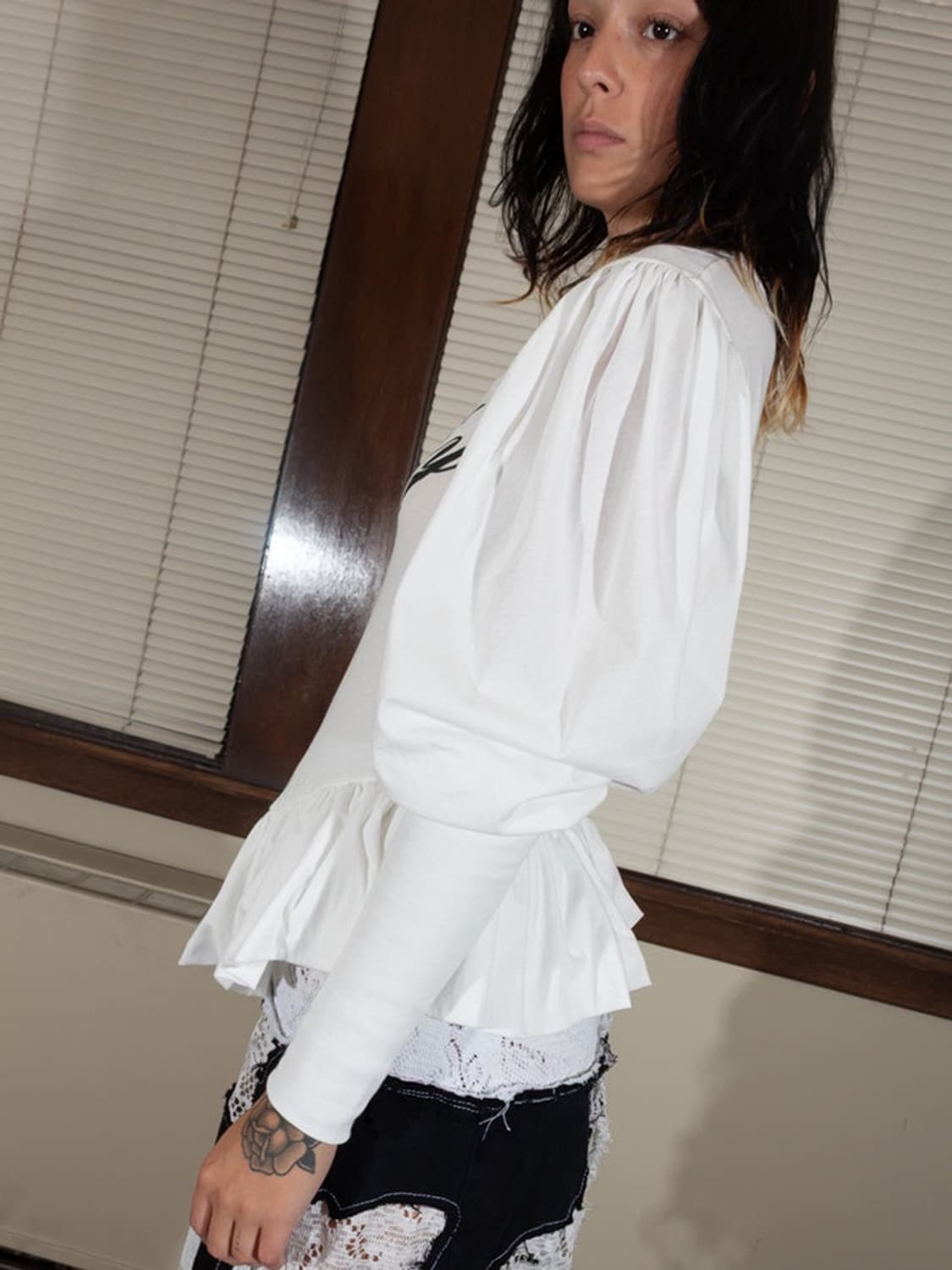 [S,M]바퀘라 25ss Romantic 프릴 티셔츠 상품이미지3