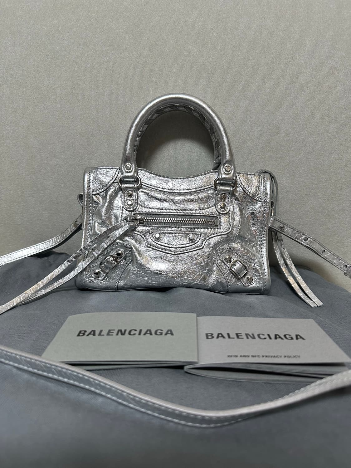 [새상품급 정품] 발렌시아가 르 시티 모터백 나노 실버 상품이미지3