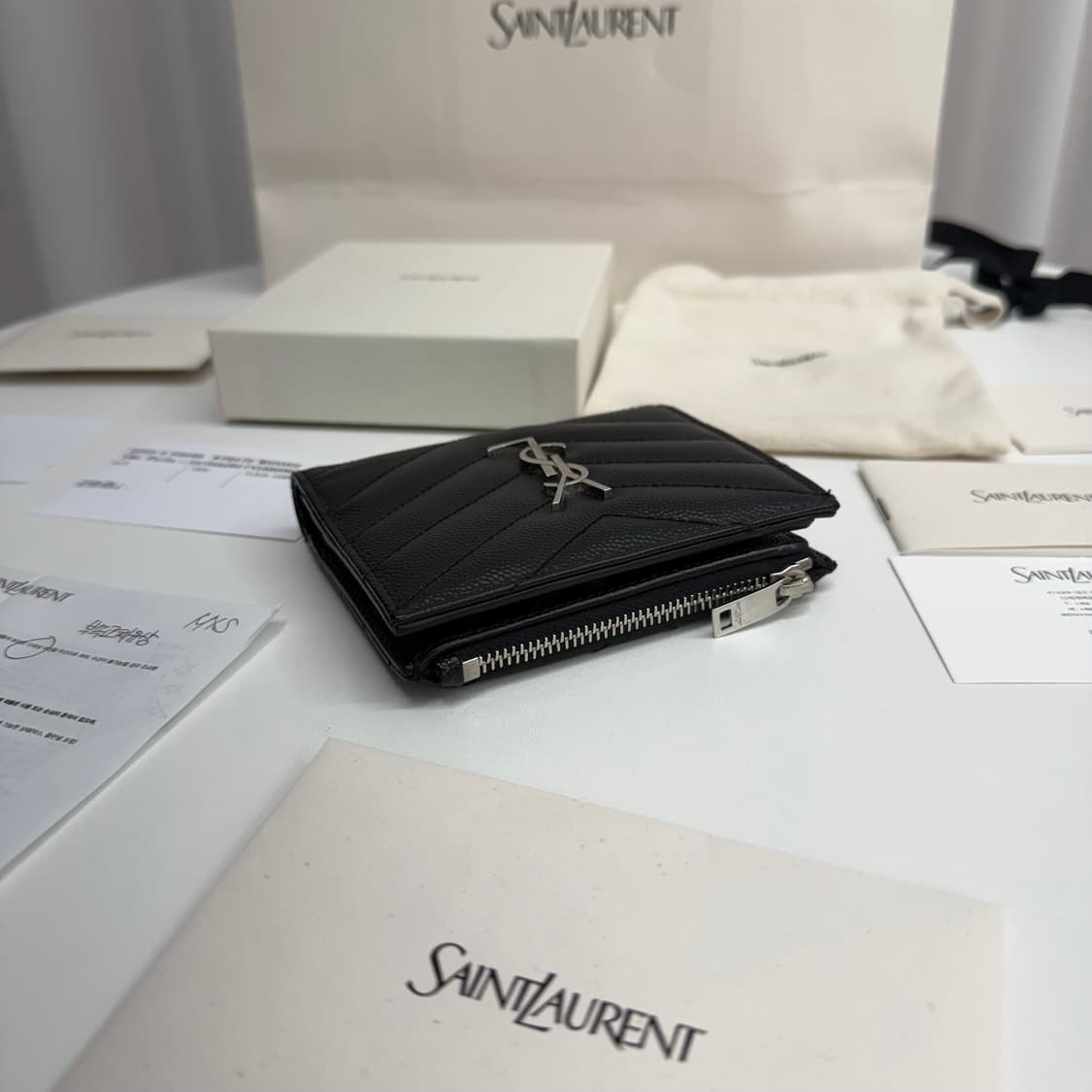 [25년 신상] 생로랑 그랑 드 뿌드르 반지갑 상품이미지7